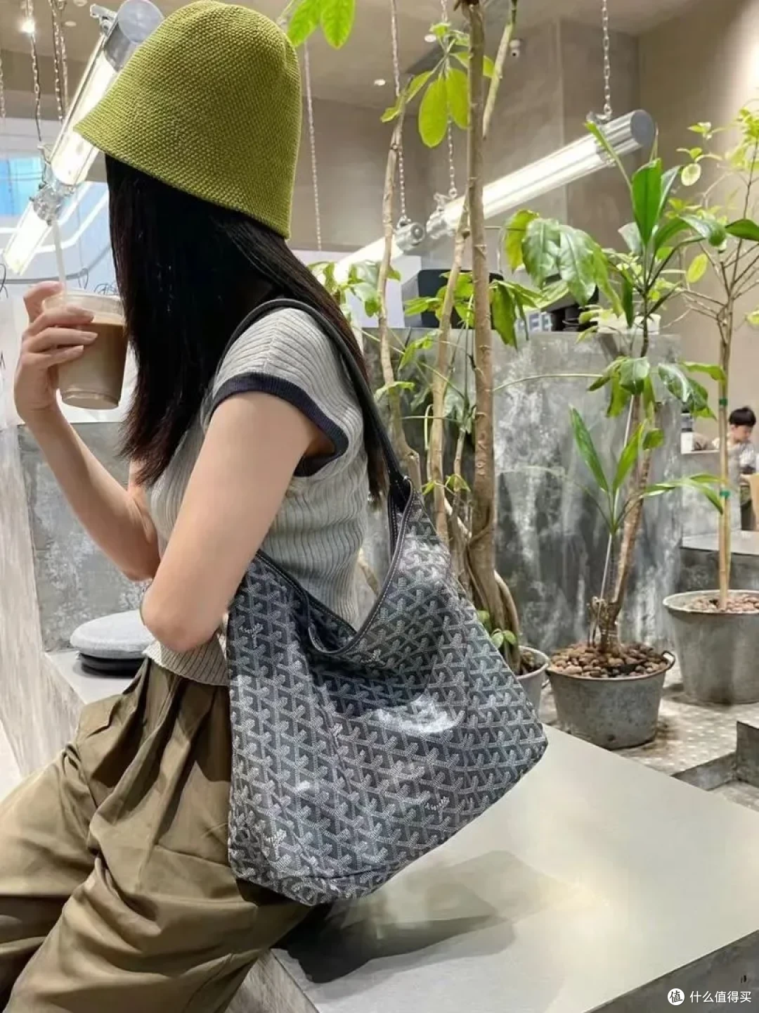 背Burberry云淡风轻!为什么女精英都爱松弛感大包?