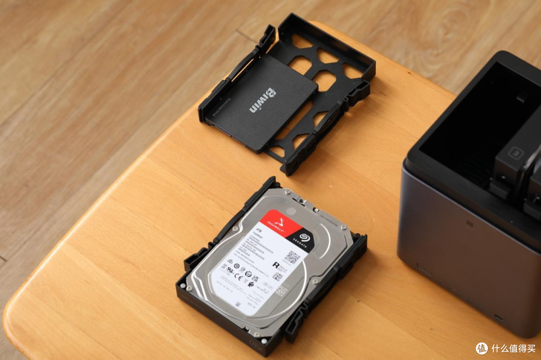 绿联NAS推出新品,千元级4盘位NAS DH4300 Plus