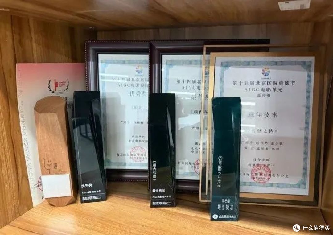 北电学生AI的获奖作品,有什么不一样 | 对话黄豆&严湘宁