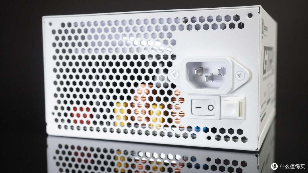 纯白甚至白金!艾湃电竞GTR750MW V2全模组电源