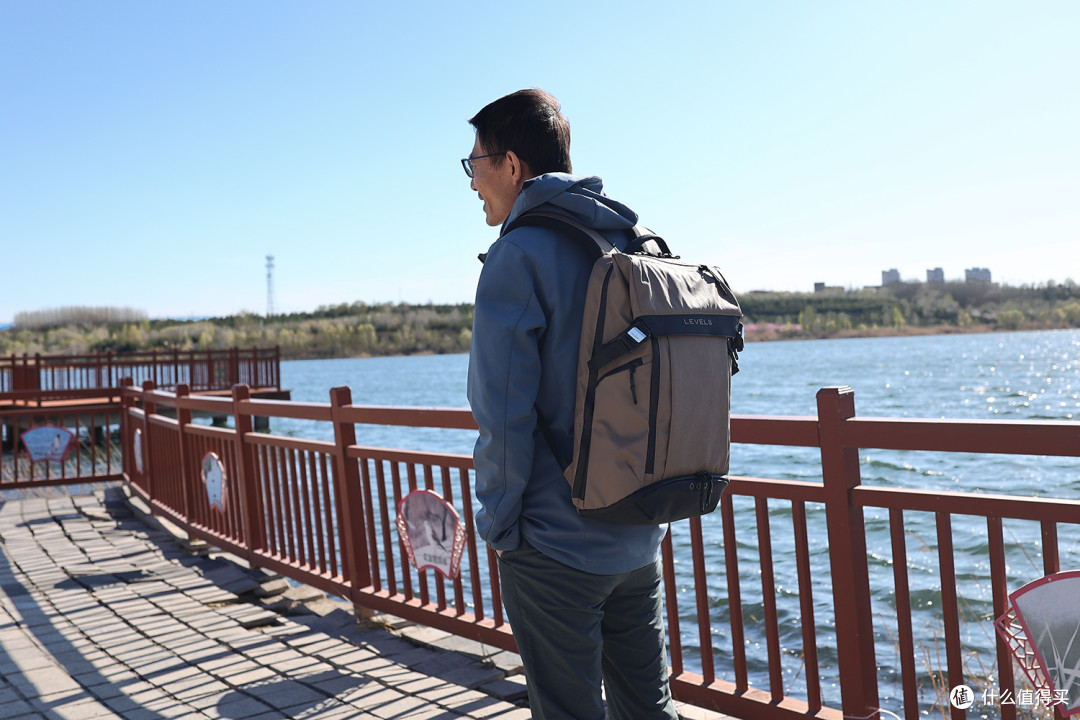 30L大容量，地平线8号轻旅行双肩包轻松装下你的世界