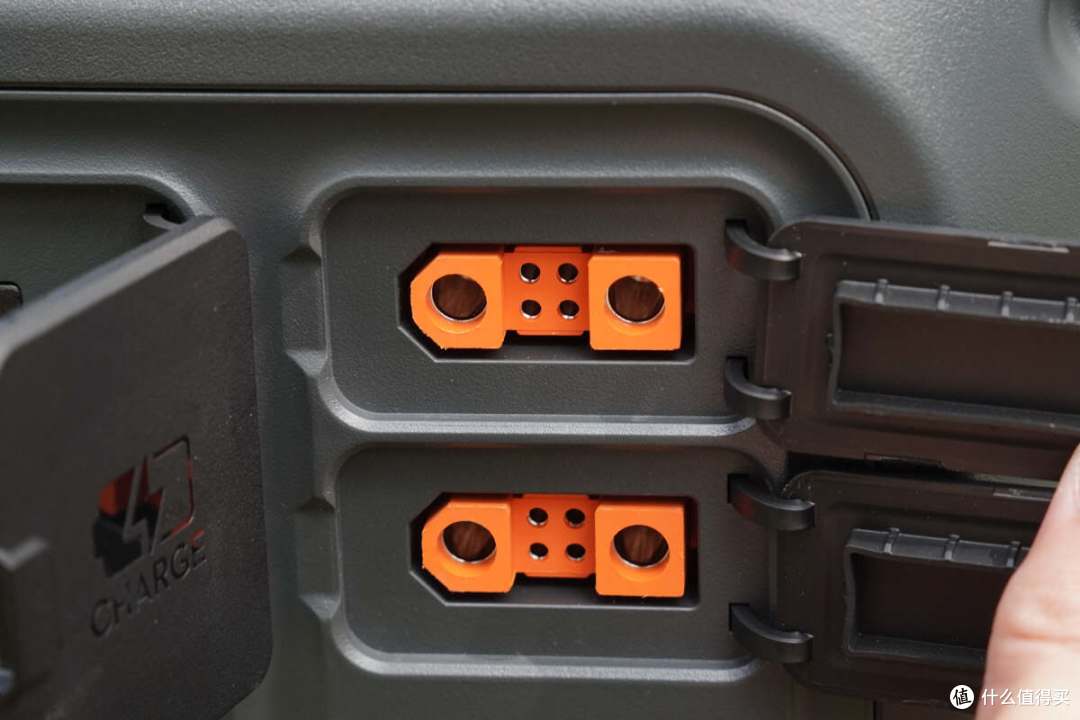内置磷酸铁锂电池组，4000次循环寿命，DJI Power 1000 V2 评测