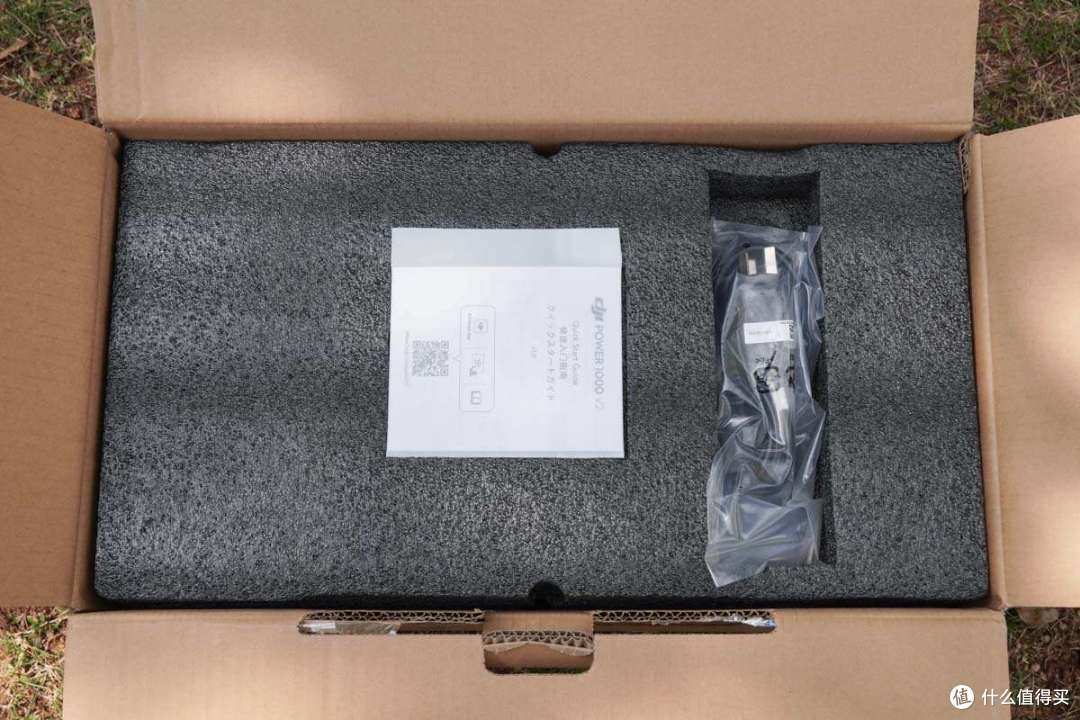 内置磷酸铁锂电池组，4000次循环寿命，DJI Power 1000 V2 评测