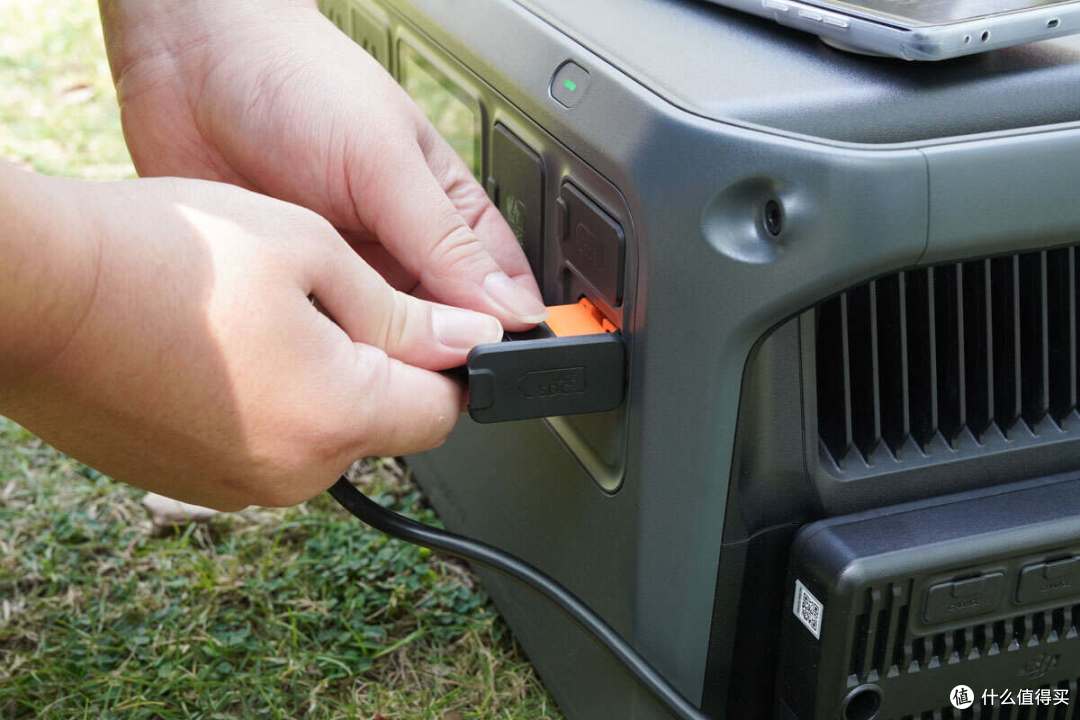 内置磷酸铁锂电池组，4000次循环寿命，DJI Power 1000 V2 评测