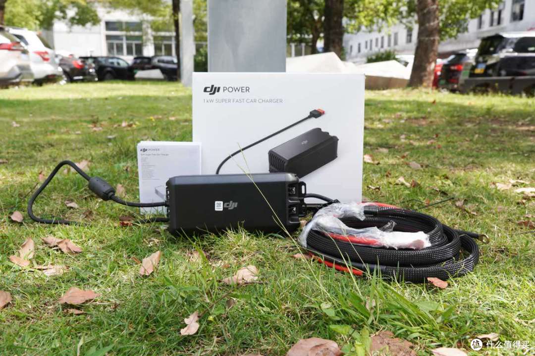 内置磷酸铁锂电池组，4000次循环寿命，DJI Power 1000 V2 评测