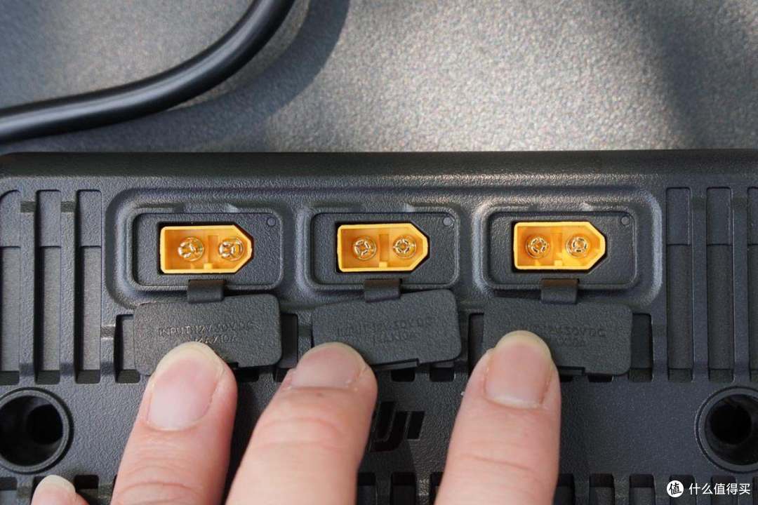 内置磷酸铁锂电池组，4000次循环寿命，DJI Power 1000 V2 评测