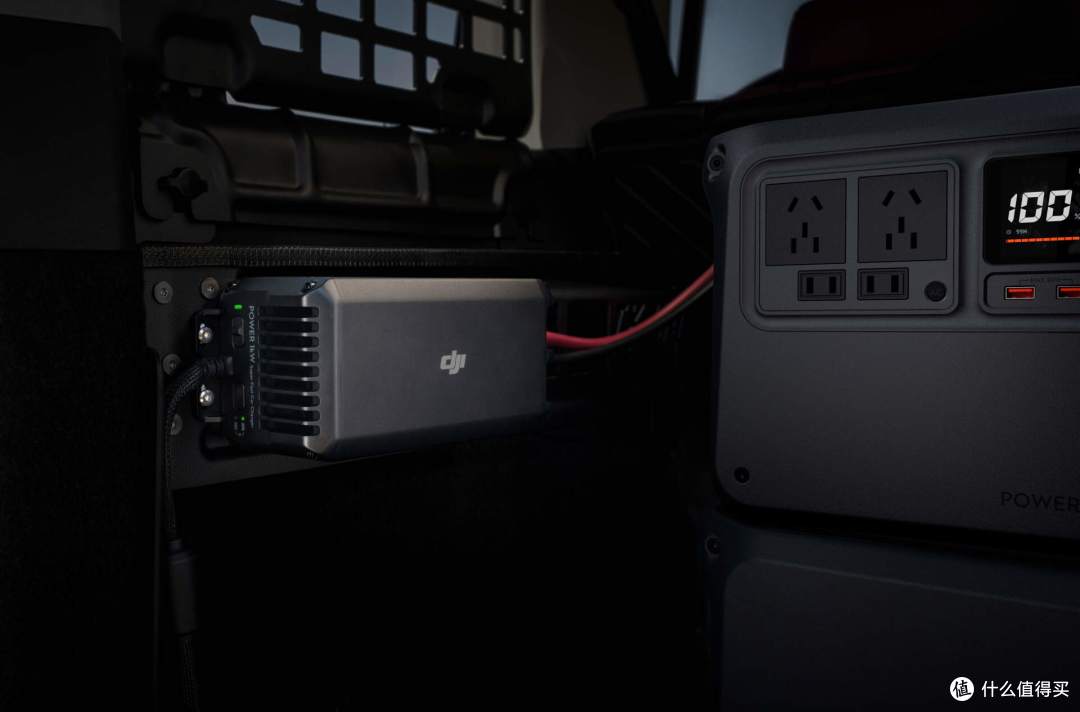 内置磷酸铁锂电池组，4000次循环寿命，DJI Power 1000 V2 评测
