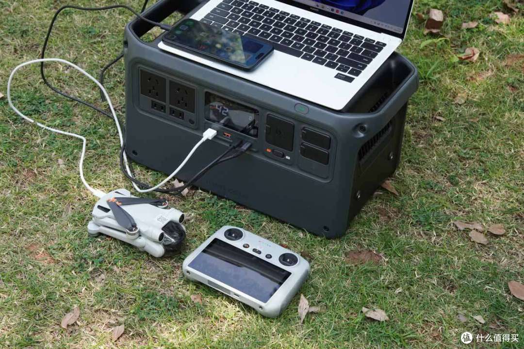 内置磷酸铁锂电池组，4000次循环寿命，DJI Power 1000 V2 评测