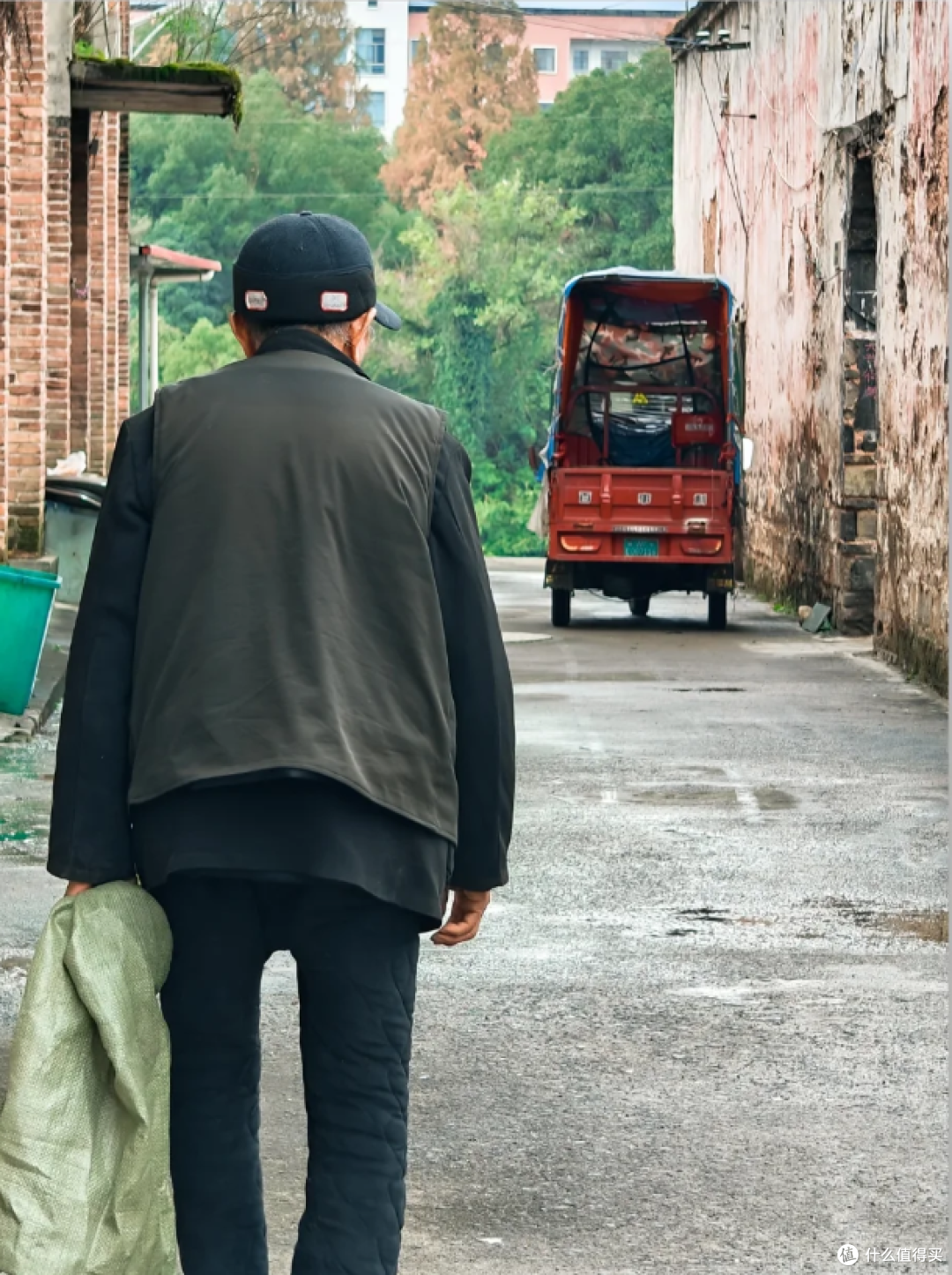 手机镜头下,老街的人间叙事诗
