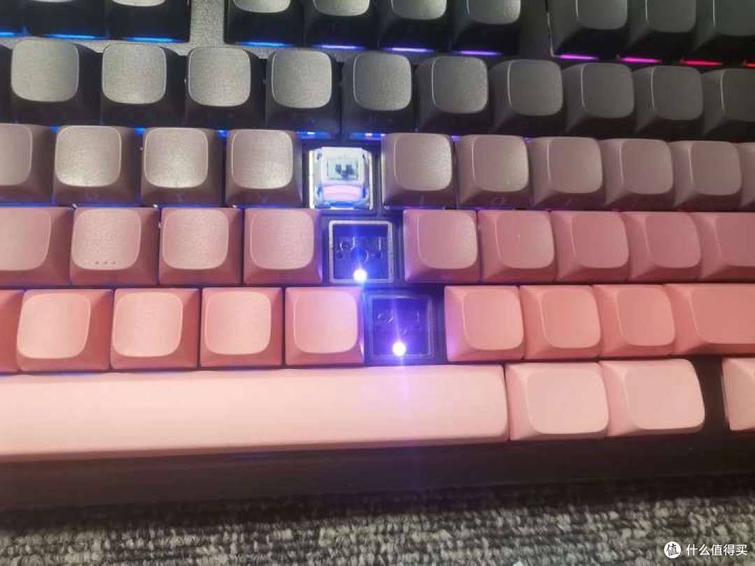 侧刻键帽 + RGB 灯效:凌豹 K98Pro 把颜值直接焊在键盘上
