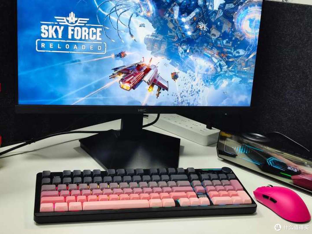 侧刻键帽 + RGB 灯效:凌豹 K98Pro 把颜值直接焊在键盘上