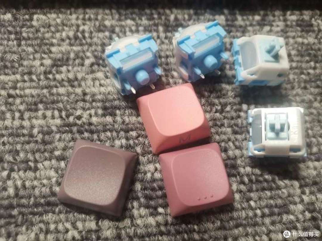 侧刻键帽 + RGB 灯效:凌豹 K98Pro 把颜值直接焊在键盘上