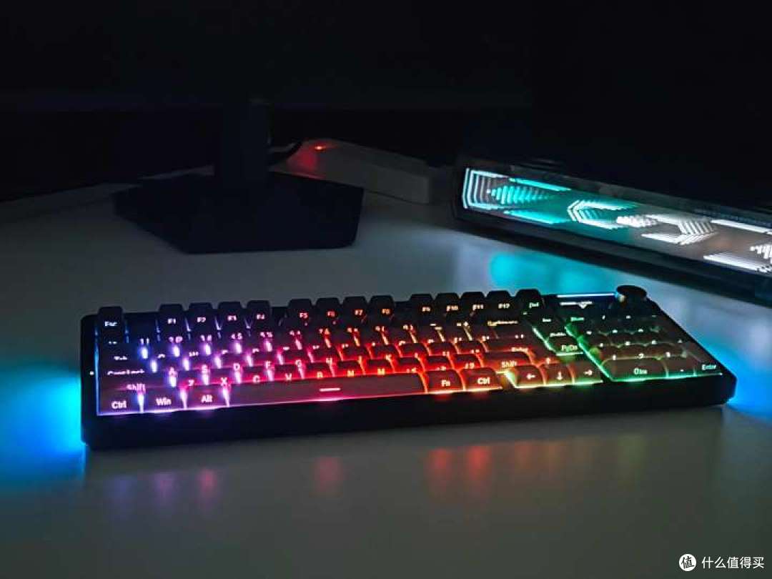 侧刻键帽 + RGB 灯效:凌豹 K98Pro 把颜值直接焊在键盘上