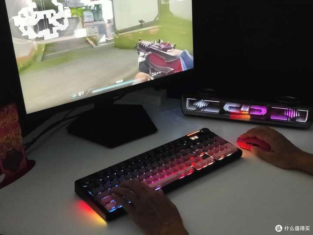 侧刻键帽 + RGB 灯效:凌豹 K98Pro 把颜值直接焊在键盘上