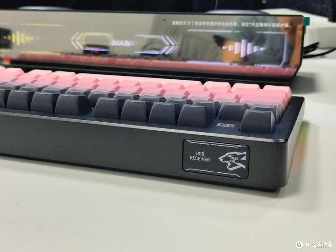 侧刻键帽 + RGB 灯效:凌豹 K98Pro 把颜值直接焊在键盘上