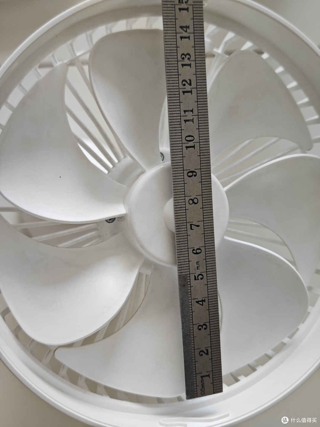 米家的扇叶尺寸不精确测量，大约14cm。7片扇叶