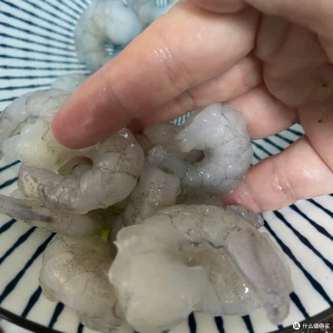 网购虾仁“重量陷阱”：消费者为何频频中招？