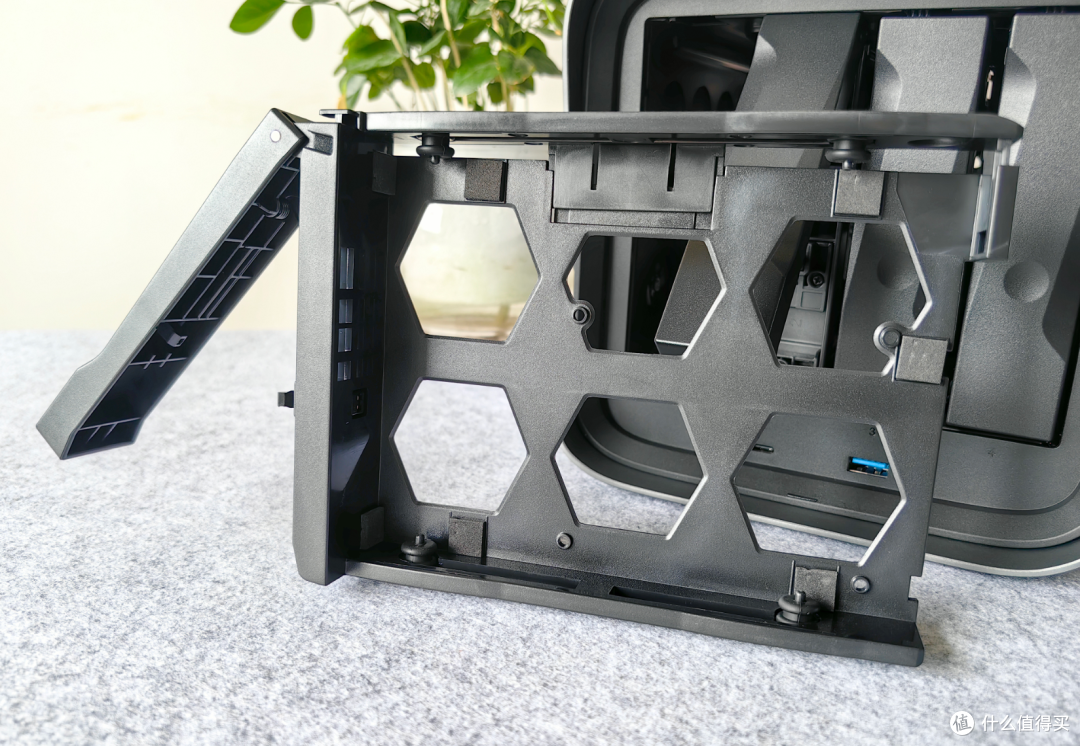 四盘位NAS新王牌!极空间 Z4Pro+ 焕芯登场,性能卓越电量无忧