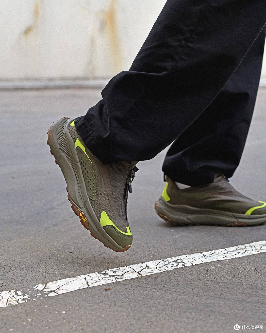 为什么HOKA能逆势崛起,把耐克和阿迪“按在地上跑”?