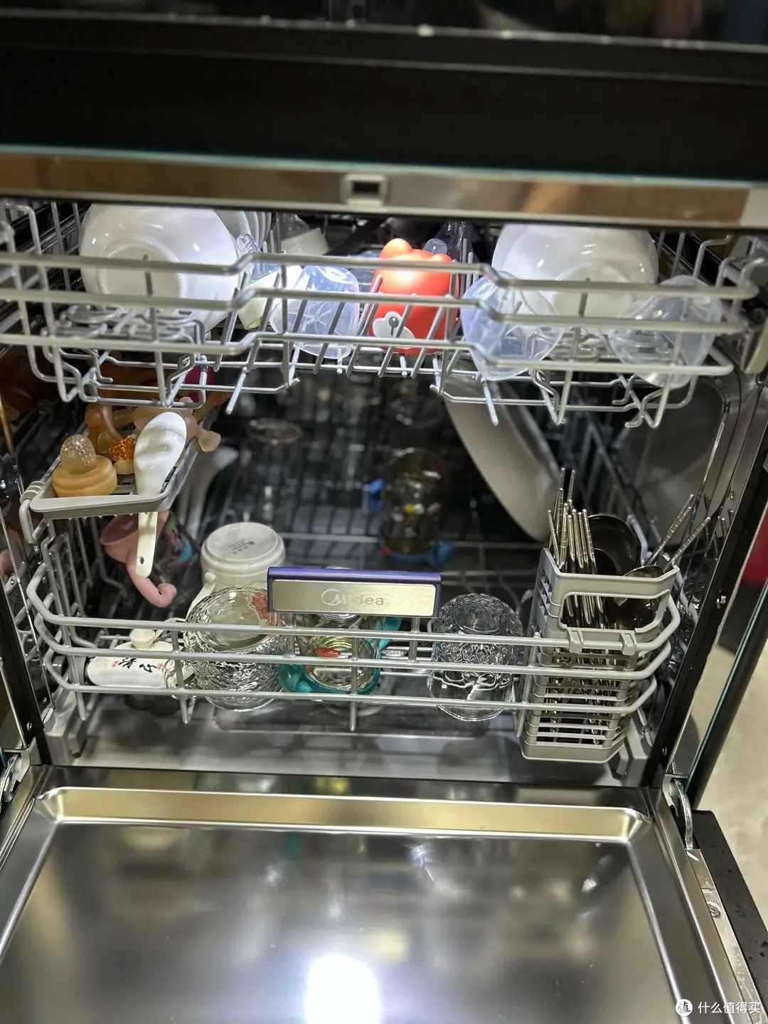 美的灶下V9 Pro洗碗机：一键开启高品质生活新篇章