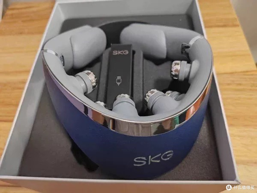 SKG G7二代豪华颈椎按摩仪：物理推揉护颈的科技体验