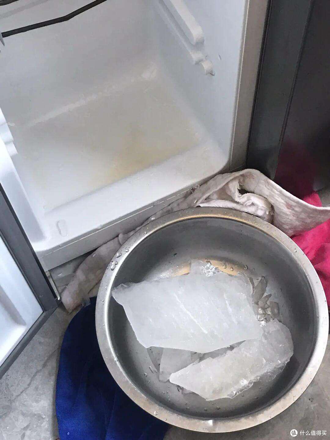 冰箱结冰太厚怎么办?只需要一个塑料瓶,冰块就能自动脱落!