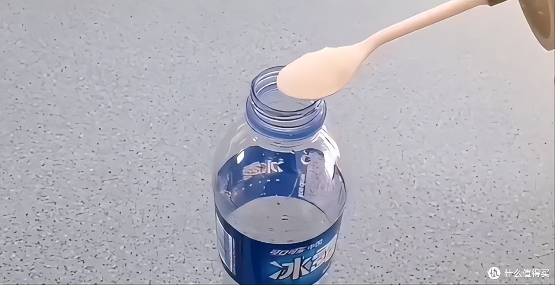 冰箱结冰太厚怎么办?只需要一个塑料瓶,冰块就能自动脱落!