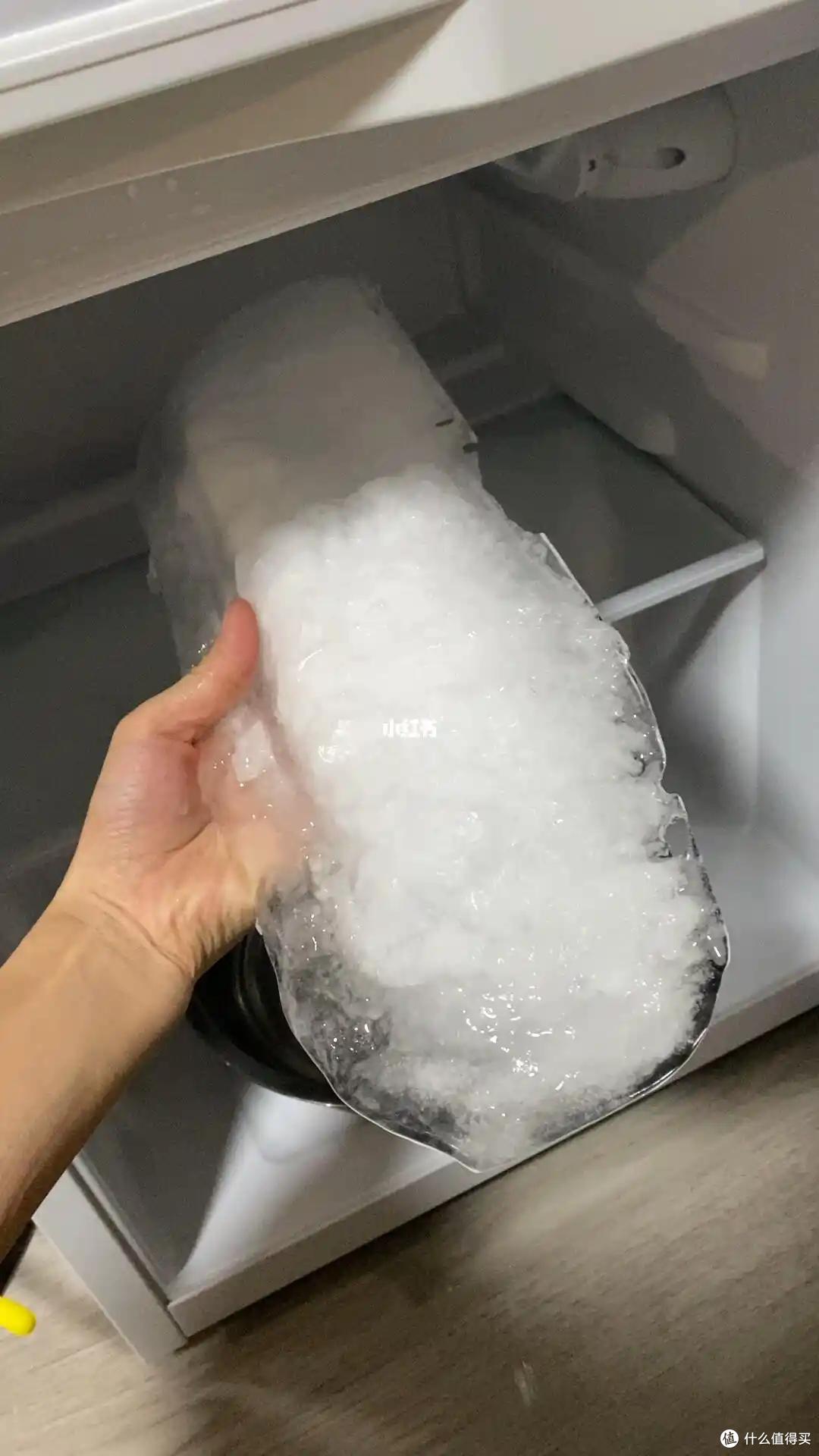 冰箱结冰太厚怎么办?只需要一个塑料瓶,冰块就能自动脱落!