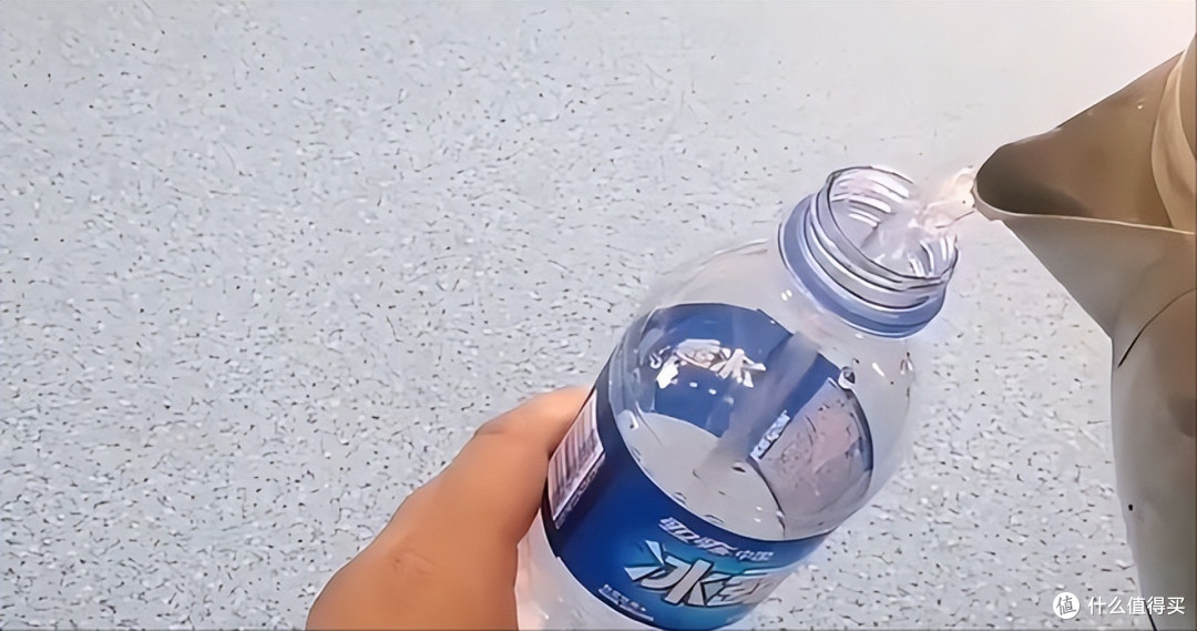 冰箱结冰太厚怎么办?只需要一个塑料瓶,冰块就能自动脱落!