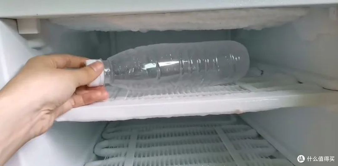 冰箱结冰太厚怎么办?只需要一个塑料瓶,冰块就能自动脱落!