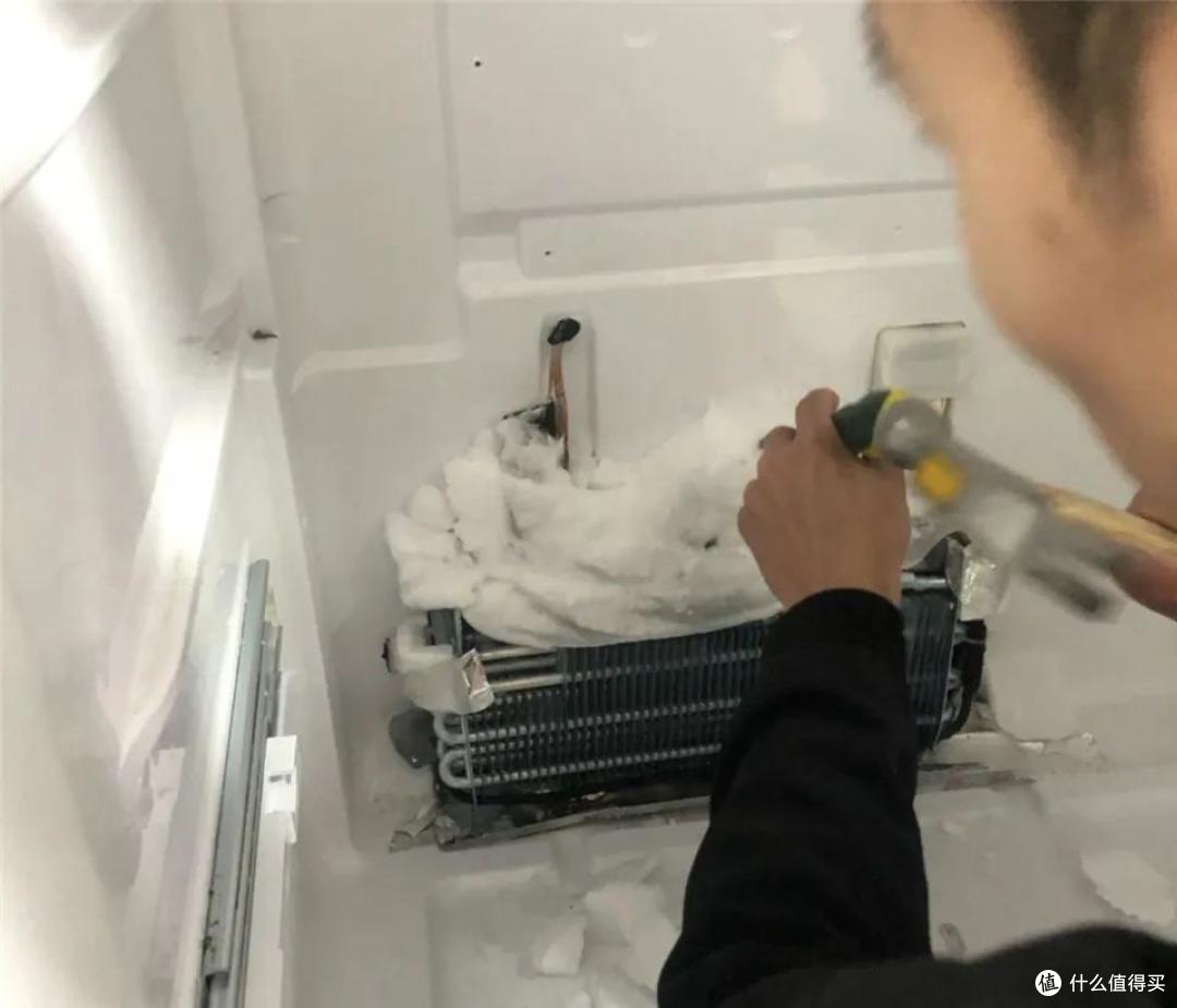 冰箱结冰太厚怎么办?只需要一个塑料瓶,冰块就能自动脱落!