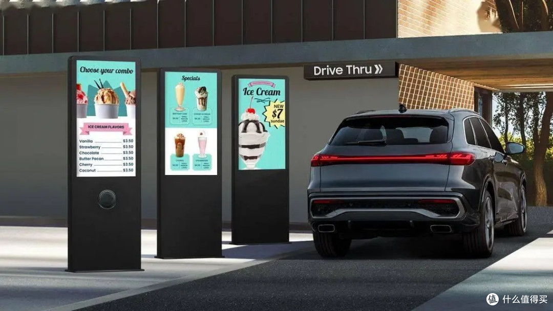 三星展示 Dynamic Drive-Thru 解决方案:55 英寸屏幕+ AI 语音