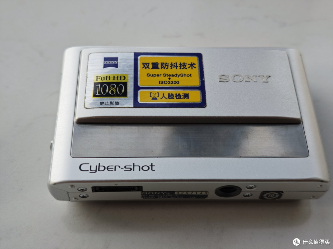 即便是强如索尼的T20卡片相机，也用的卡尔蔡司镜头，蔡司是真强