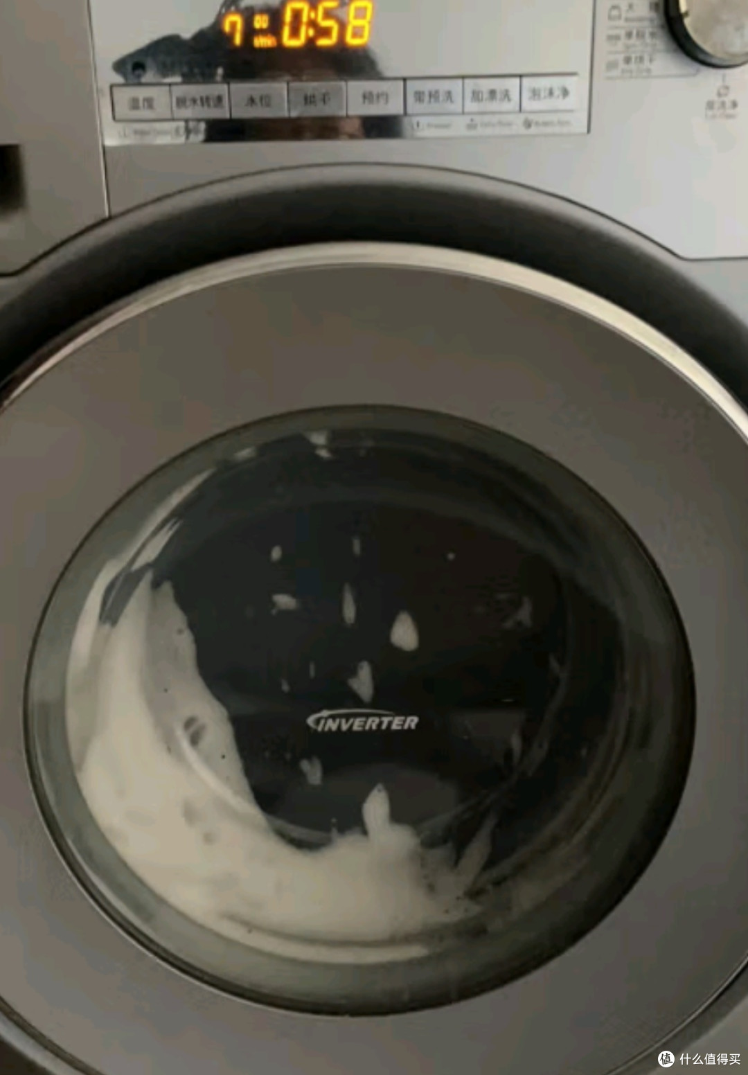 海尔EG100HMATE29S洗烘一体机：超薄全能的家庭洗护管家