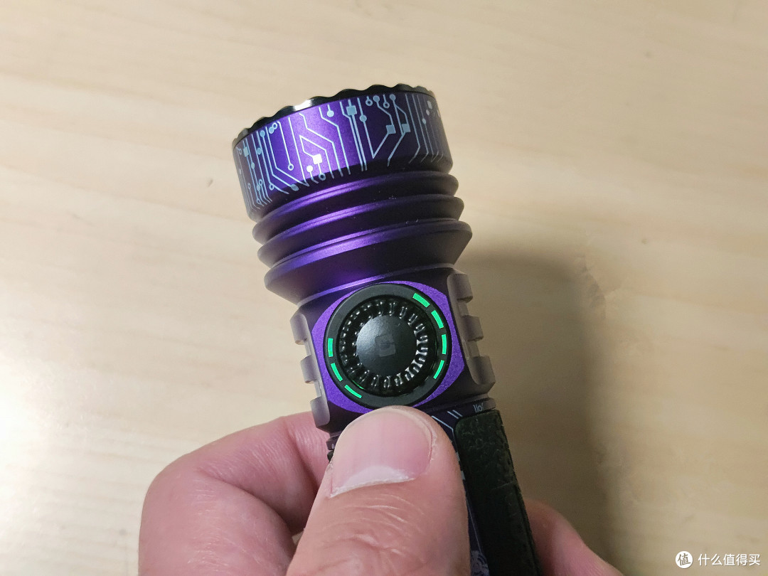 均衡实用,换颜一新!傲雷Seeker 4 Pro赛博紫大泛光手电体验