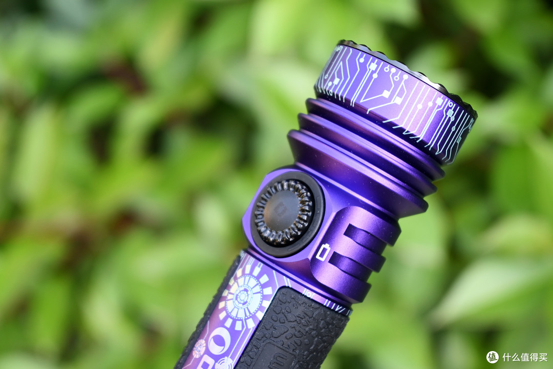 均衡实用,换颜一新!傲雷Seeker 4 Pro赛博紫大泛光手电体验