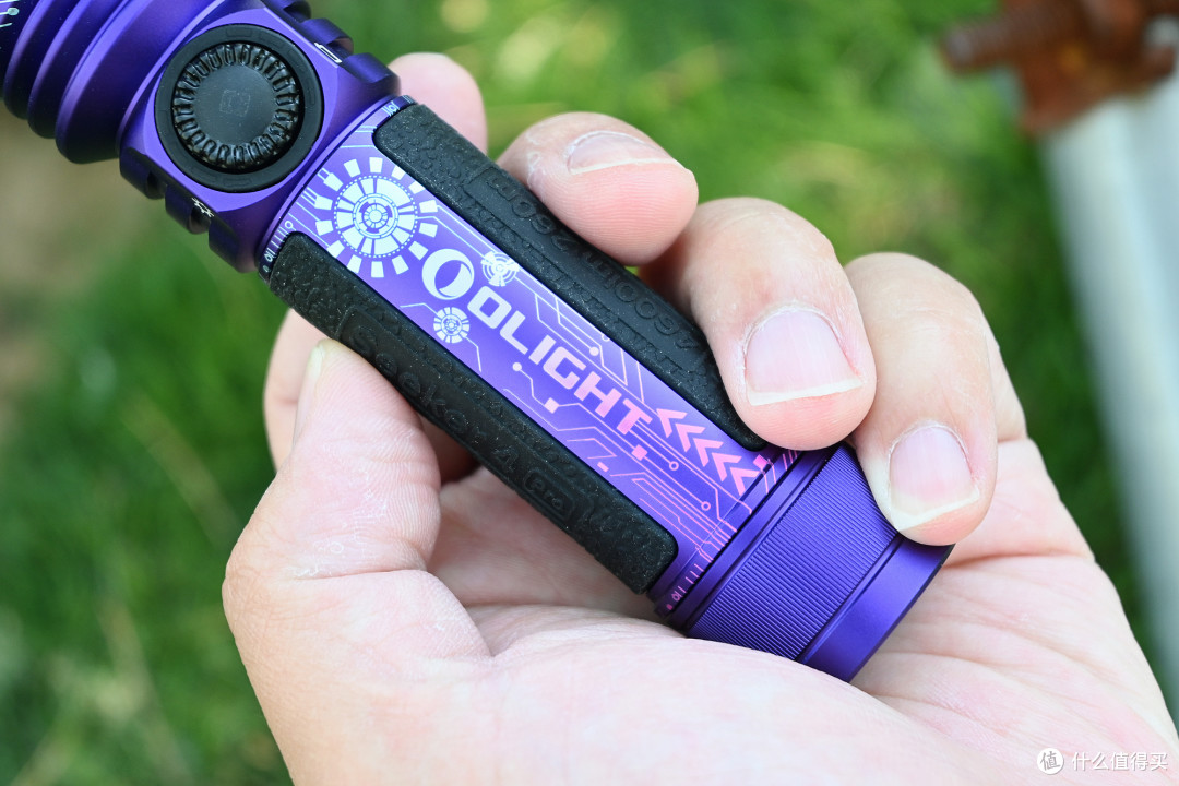均衡实用,换颜一新!傲雷Seeker 4 Pro赛博紫大泛光手电体验