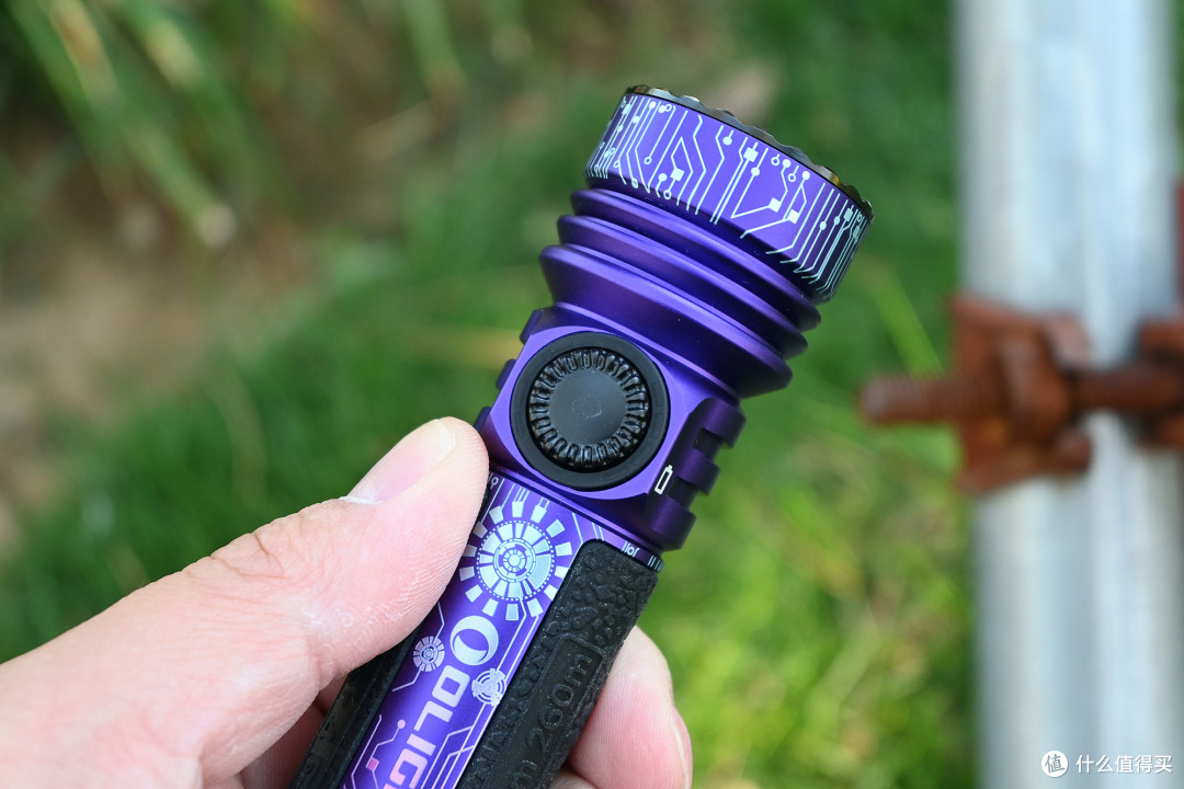 均衡实用,换颜一新!傲雷Seeker 4 Pro赛博紫大泛光手电体验