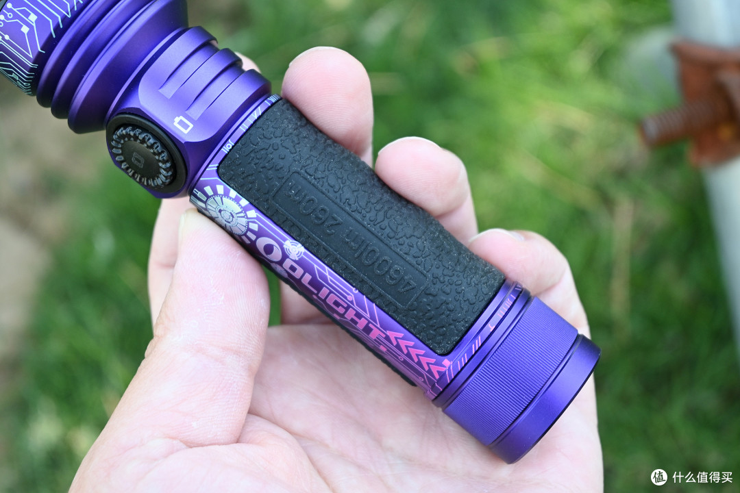 均衡实用,换颜一新!傲雷Seeker 4 Pro赛博紫大泛光手电体验