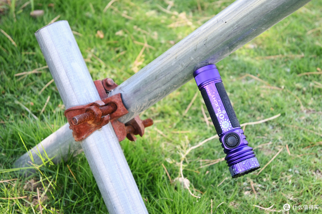 均衡实用,换颜一新!傲雷Seeker 4 Pro赛博紫大泛光手电体验