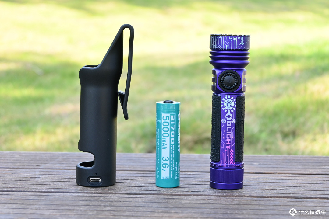 均衡实用,换颜一新!傲雷Seeker 4 Pro赛博紫大泛光手电体验