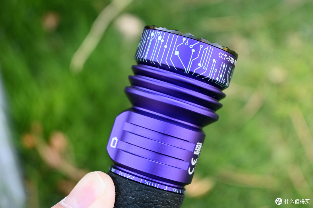 均衡实用,换颜一新!傲雷Seeker 4 Pro赛博紫大泛光手电体验