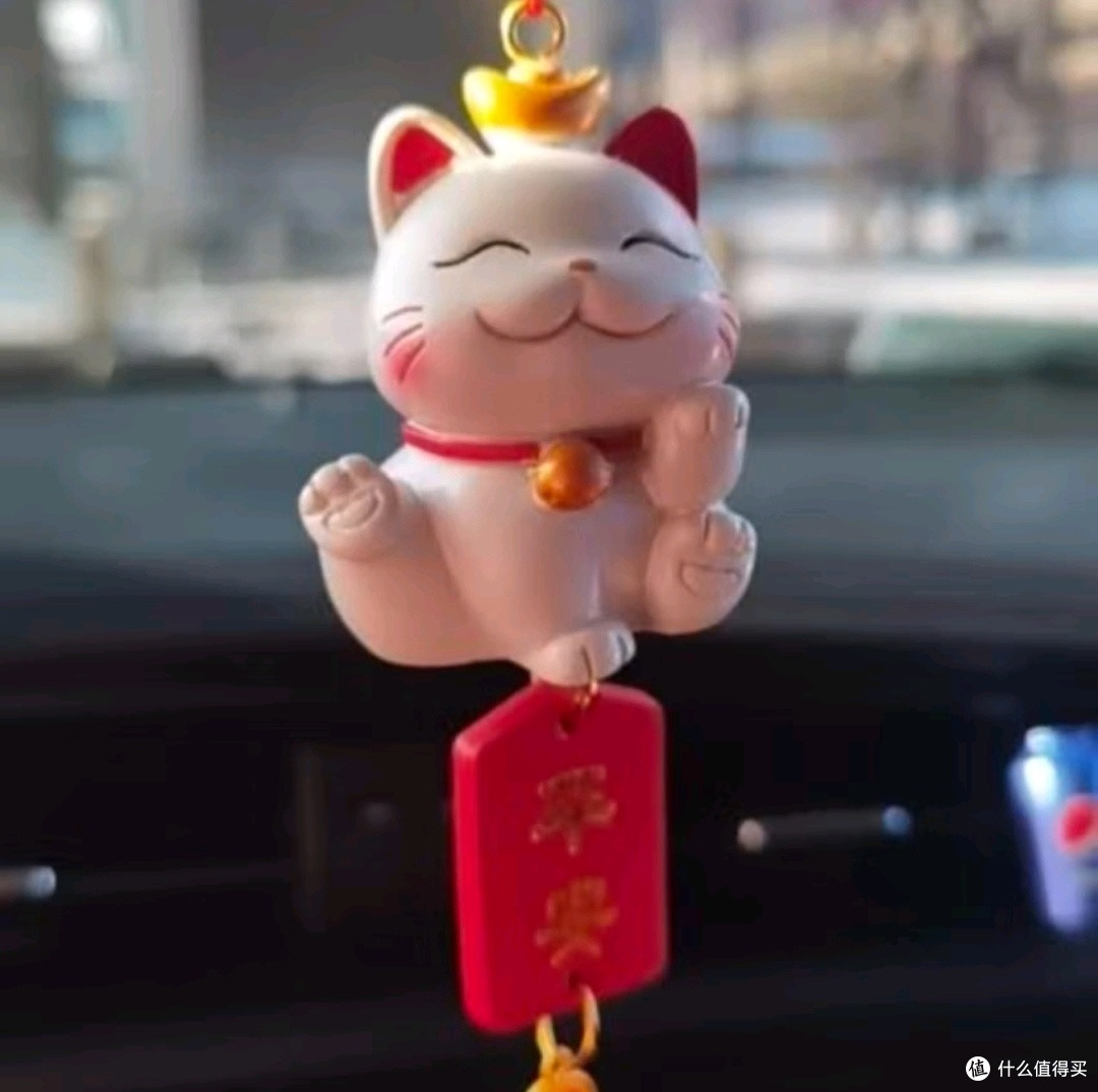 别让浪漫装饰成为行车隐患!车内后视镜挂件的隐藏危机