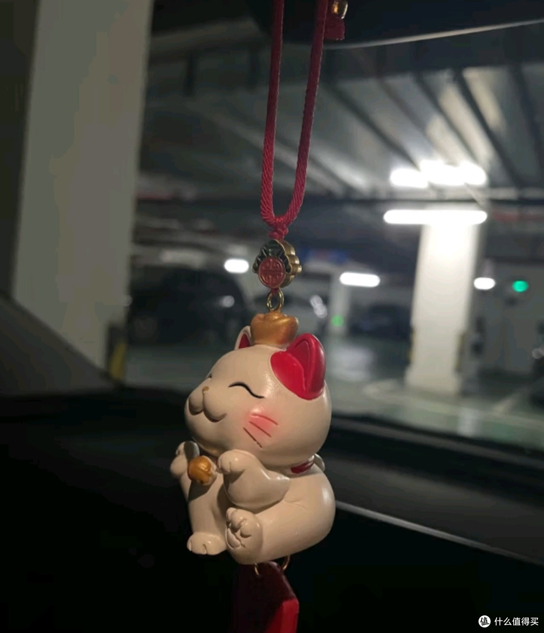 别让浪漫装饰成为行车隐患!车内后视镜挂件的隐藏危机