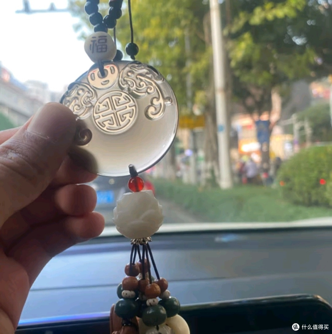 别让浪漫装饰成为行车隐患!车内后视镜挂件的隐藏危机