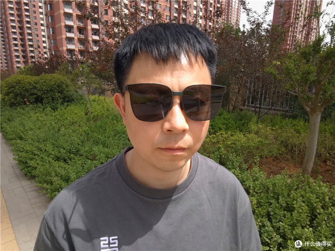 米家超薄折叠偏光太阳镜体验:方框时尚折叠设计,通勤户外全能搭