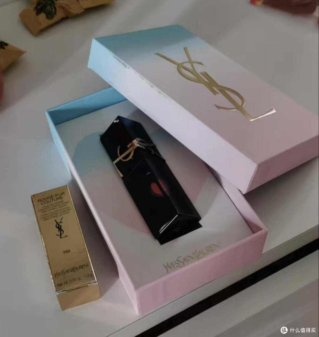 YSL圣罗兰黑管唇釉：精致外观与丝滑质地