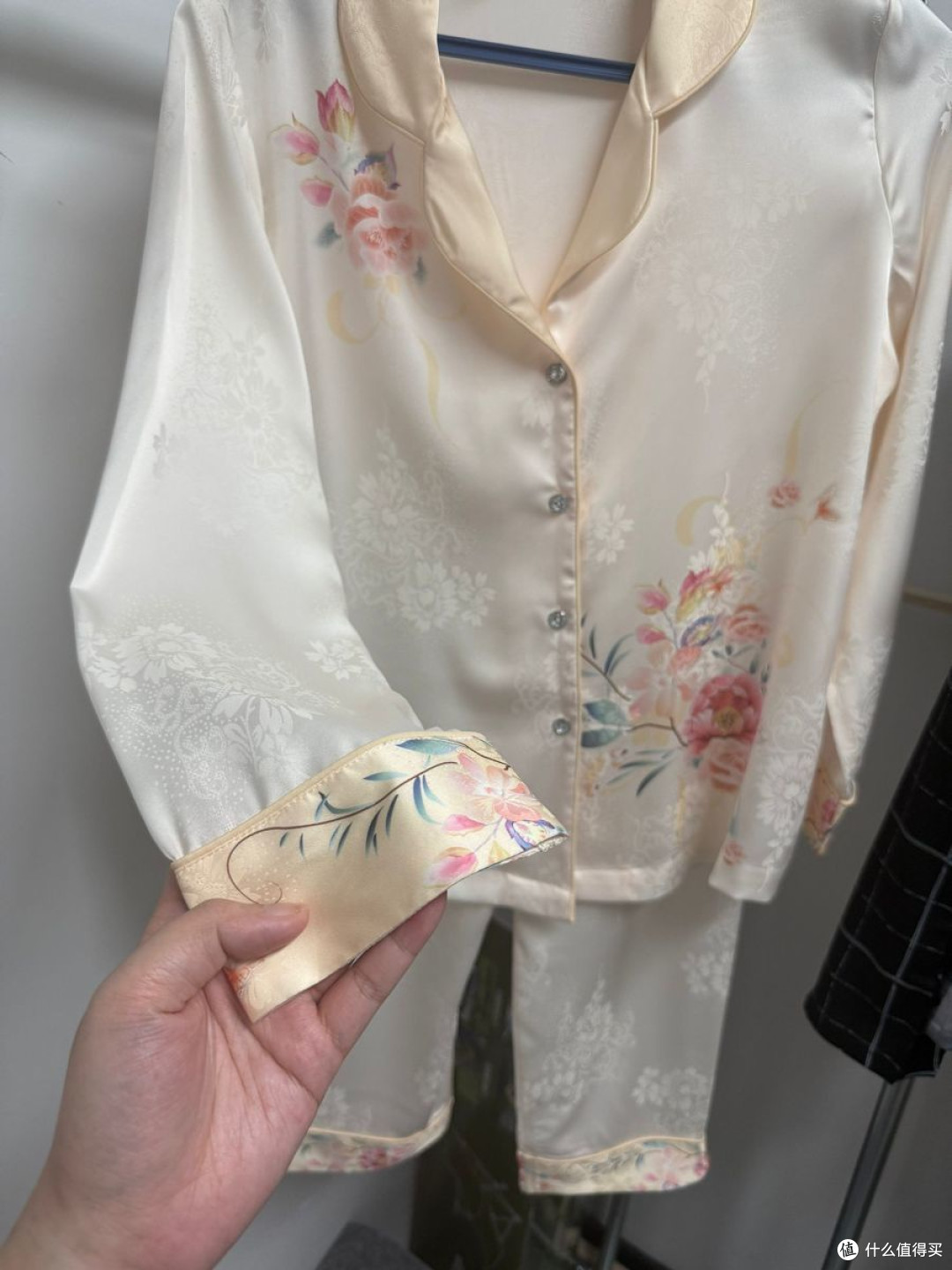 妈妈说穿着超舒服的丝绸睡衣