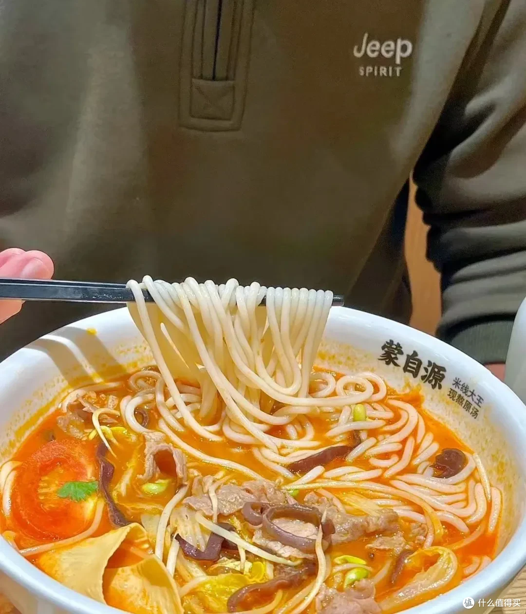靠“现熬原汤”吸引消费者!蒙自源成了云南米线低调王者?