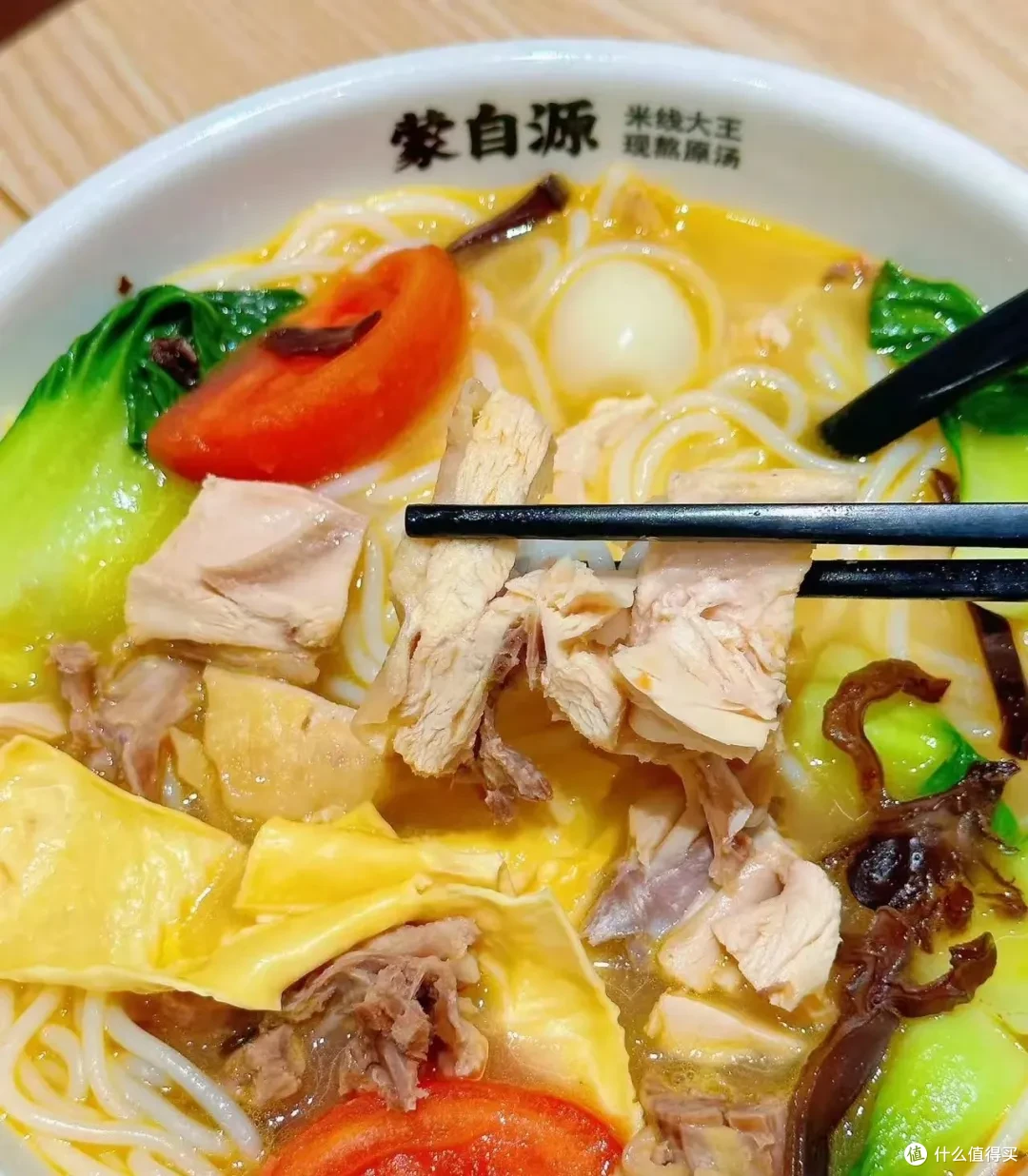 靠“现熬原汤”吸引消费者!蒙自源成了云南米线低调王者?